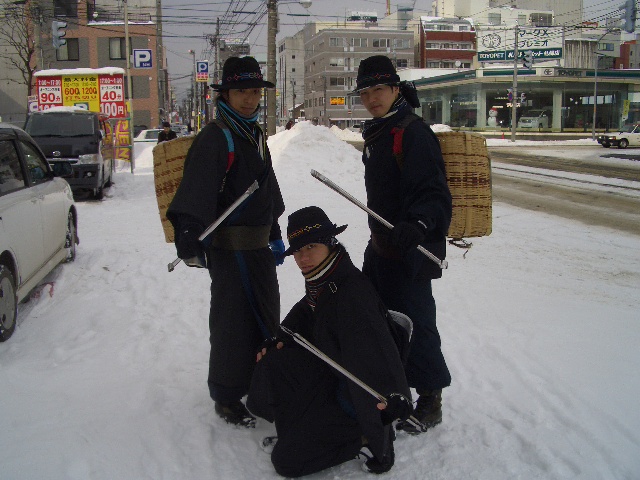 塵を拾う若者