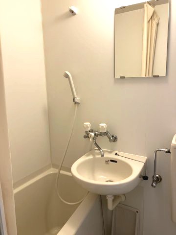 ユニットバス内 浴槽、洗面台