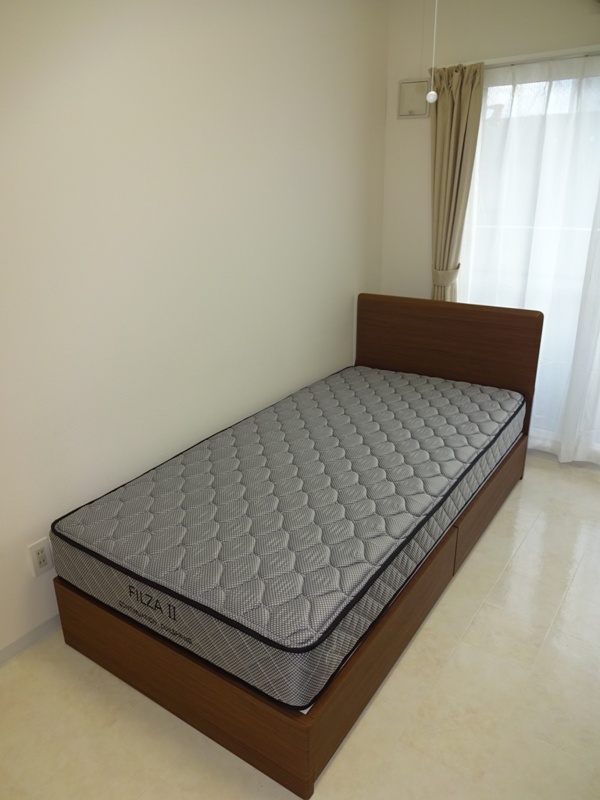 ベッド・マットレス、カーテン付き