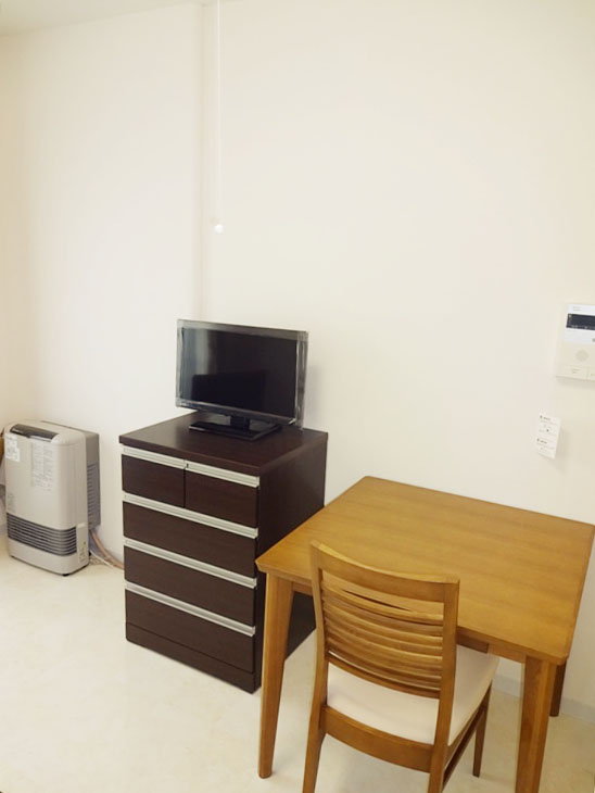 家具家電　テレビ、テーブル、椅子、タンス