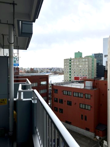 バルコニーからの眺望。夏は花火大会の花火が見えます。