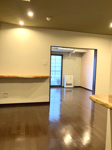 玄関ホール側から見たLDK、洋室