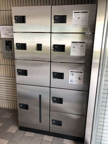 エントランスに宅配ボックス