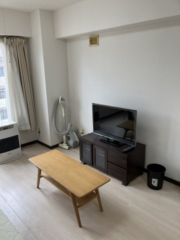 テレビ、テーブル、掃除機
