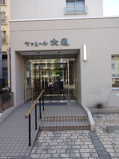 エントランス　夜間はオートロック