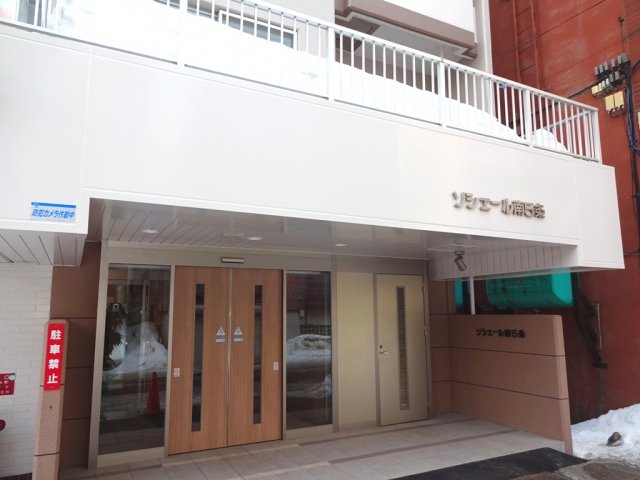 玄関はオートロックです