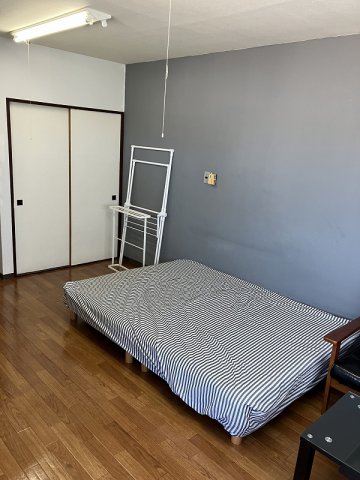 室内　ベッド、物干し付き