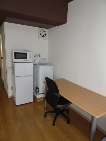 居間リビング　家具家電付き冷蔵庫、電子レンジ、洗濯機