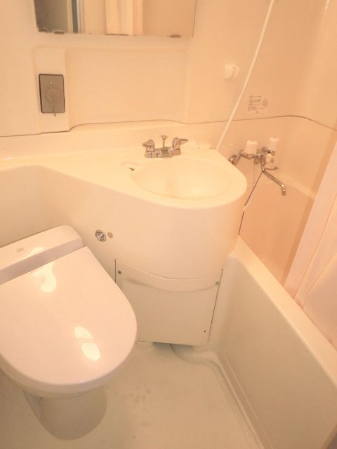 ユニットバス　温洗浄便座付き