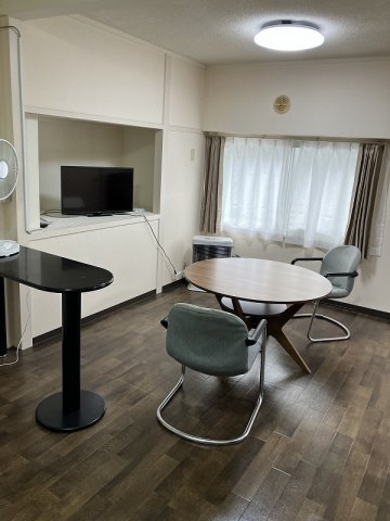 室内には家具家電が設置されています。