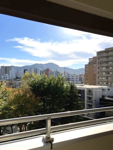 バルコニーからの眺望。藻岩山も見えます。
