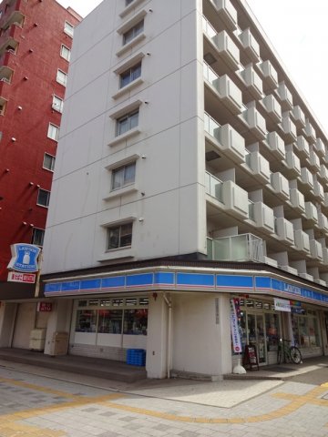 外観　１階にローソンあり