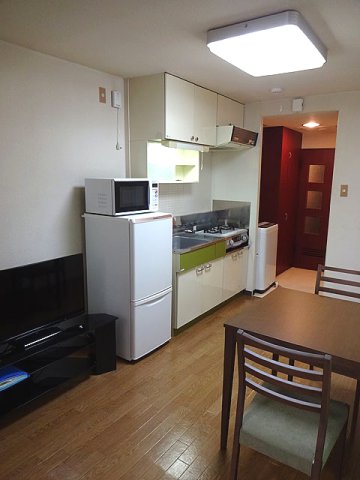 テレビ　冷蔵庫　電子レンジ　机　イス